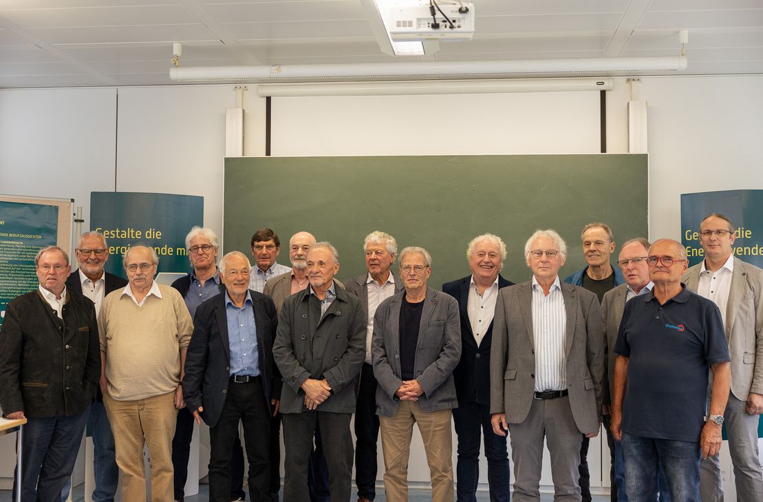 Am Treffen der Verleihung der Goldenen Diplome durch Prof. Reindorf von der Hochschule Trier haben 16 Ehemalige teilgenommen.