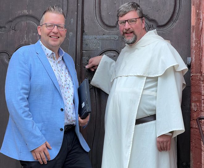 Botschafter für eine moderne Kirche: Wallfahrtsrektor Pater Albert Seul und Tobias Marenberg, ehrenamtlicher Veranstaltungskoordinator. Seit dem Start von "Kultur in der Wallfahrtskirche" im Jahr 2013 haben sie über 130 Künstlerinnen und Künstler nach Klausen geholt.