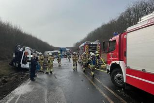 Beim Unfall überschlug sich der mit Heizöl beladene Lkw.