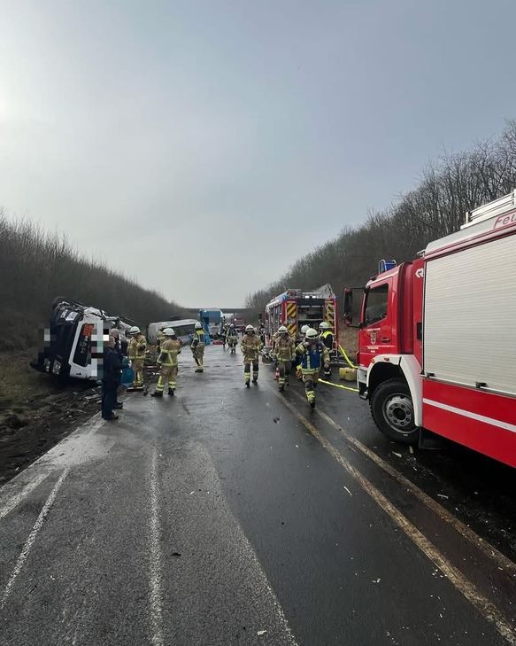 Beim Unfall überschlug sich der mit Heizöl beladene Lkw.