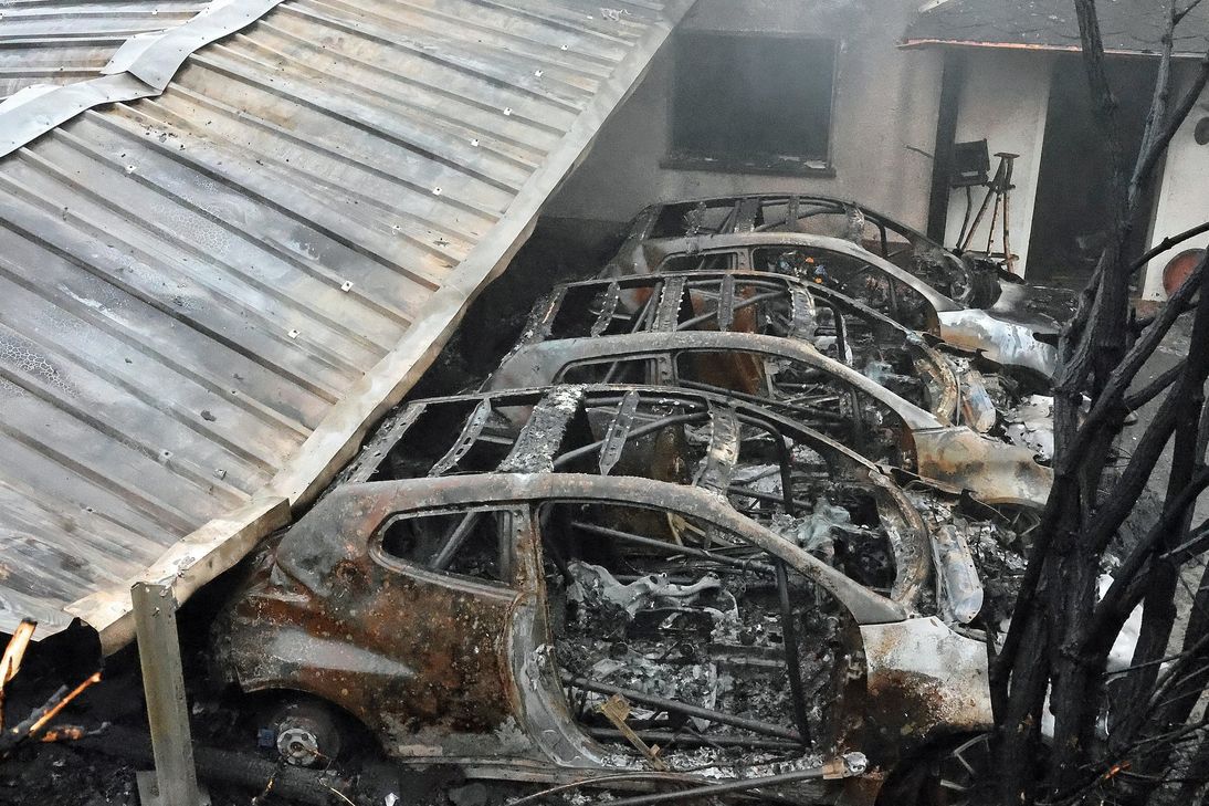 Es brannten unter anderem ein Carport und mehrere darunter befindliche Fahrzeuge.