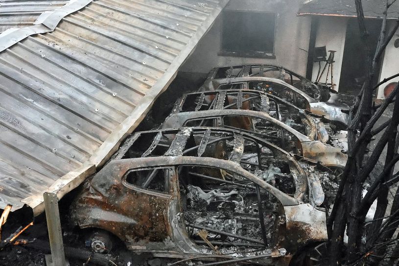 Es brannten unter anderem ein Carport und mehrere darunter befindliche Fahrzeuge.