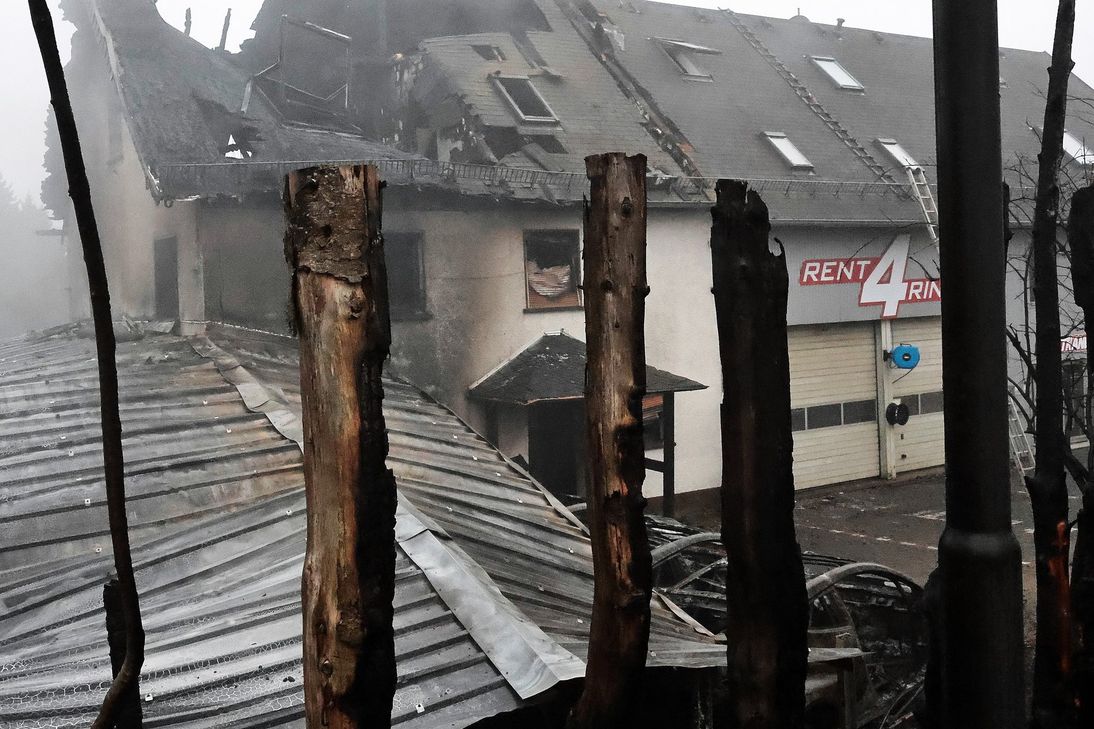 Bei dem Vollbrand ist eine Gebäudehälfte eines Wohn- und Geschäftshauses abgebrannt.