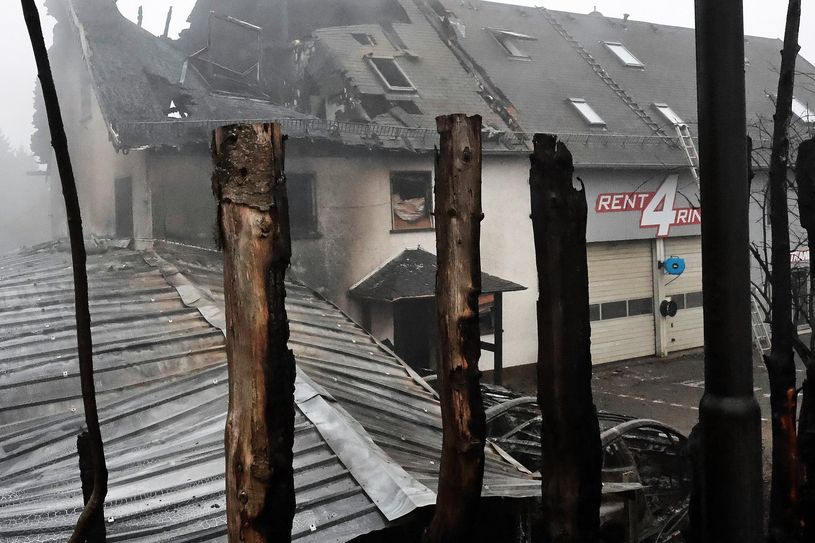 Bei dem Vollbrand ist eine Gebäudehälfte eines Wohn- und Geschäftshauses abgebrannt.