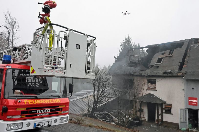 Die Nachlöscharbeiten dauern weiterhin an.