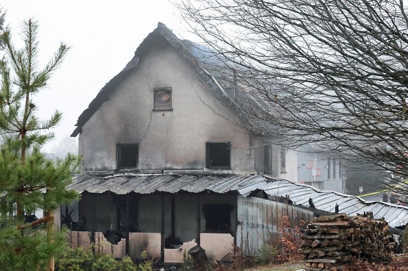 Bei dem Vollbrand ist eine Gebäudehälfte eines Wohn- und Geschäftshauses abgebrannt.