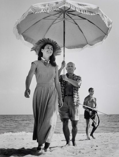 375-Capa, Pablo Picasso with Françoise Gilot and his nephew Javier Vilato, on the beach, Golfe-Juan, France, August 1948, (c) Robert Capa (c) International Center of Photography, Magnum Photos