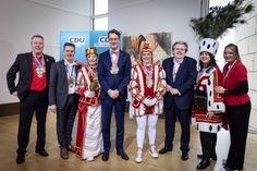 Aus den Händen von Ministerpräsident Hendrik Wüst (4.v.li.) und Klaus Voussem (3.v.r.) erhielten die Palmersheimer Jecken einen Orden.