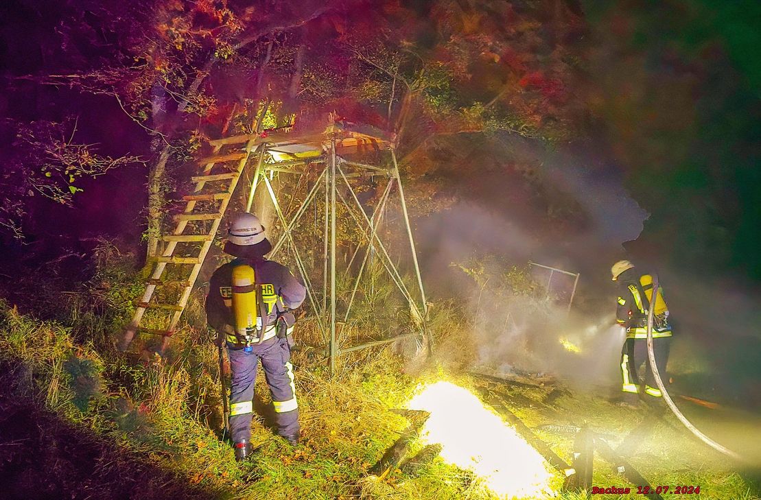 Die Polizei fahndet nach zwei Brandstiftern.