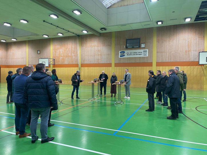 Innenminister Michael Ebling überreicht den Förderbescheid für die umfassende Sanierung der Sporthalle in Lutzerath.