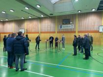 Innenminister Michael Ebling überreicht den Förderbescheid für die umfassende Sanierung der Sporthalle in Lutzerath.