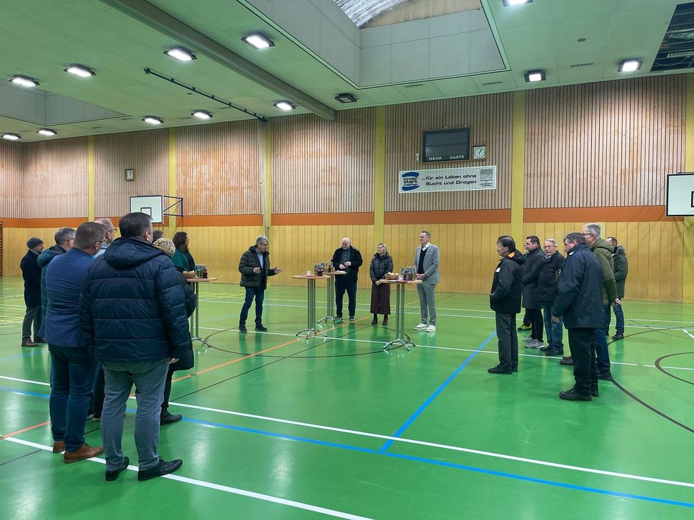 Innenminister Michael Ebling überreicht den Förderbescheid für die umfassende Sanierung der Sporthalle in Lutzerath.