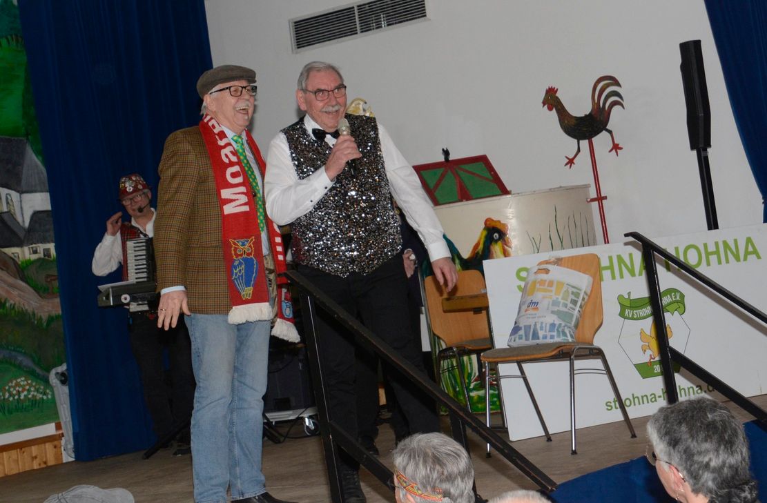 Gillenfelder Ortsbürgermeister Karl-Heinz Schlifter und der Winkeler Ortsbürgermeister Friedhelm Jax .