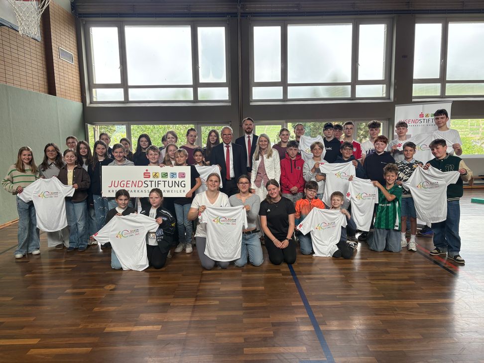 Gemeinsam mit dem Sportbund Rheinland-Pfalz unterstützt die Stiftung das Deutsche Sportabzeichen und schafft damit zusätzliche Anreize für Schülerinnen und Schüler, sich für Bewegung zu begeistern und ihre sportlichen Fähigkeiten unter Beweis zu stellen.
