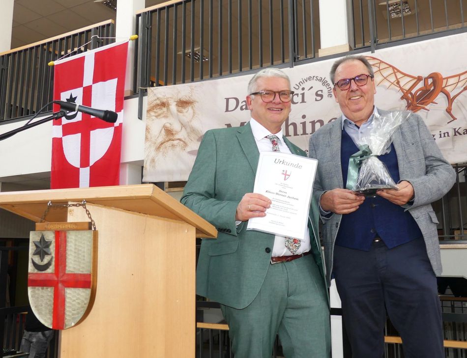 Klaus Werner Juchem (rechts) wurde für sein ehrenamtliches Engagement mit der städtischen Verdienstmedaille ausgezeichnet.