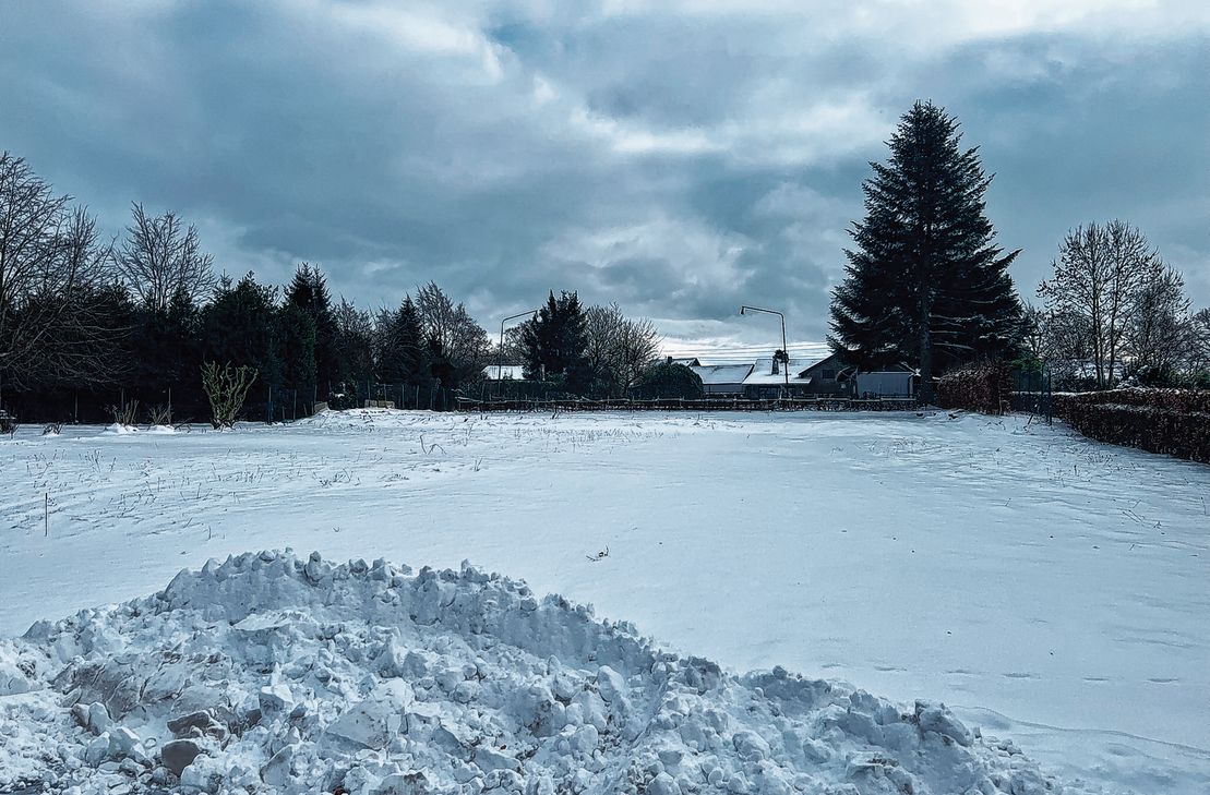 Derzeit von Schnee bedeckt soll schon bald mit den Neubau einer Kindertagesstätte in Rollesbroich begonnen werden. Die neue dreigruppige Kita soll 2027 bezugsfertig sein.