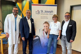Der Erste Kreisbeigeordnete Michael Ludwig, MdL (rechts), besuchte anlässlich des Übergangs der Trägerschaft das Krankenhaus in Prüm. Gemeinsam mit dem Ärztlichen Direktor Dr. med. Christian Elsen (links), Geschäftsführer Michael Wilke (2.v.l.) und Pflegedirektorin Rita Gast (2.v.r) freut er sich über den Beginn der neuen Trägerschaft des Eifelkreises.