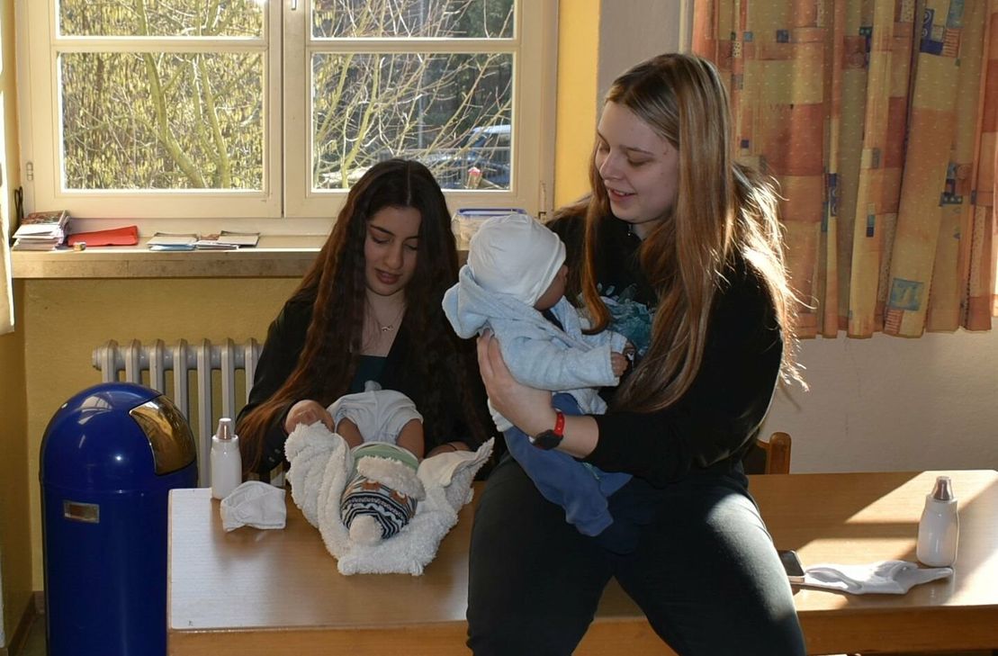 Wie ist das Leben mit Säugling? Elf Schülerinnen und Schüler der Berufsfachschule 1 übten drei Tage lang beim Elternpraktikum mit Babysimulator.