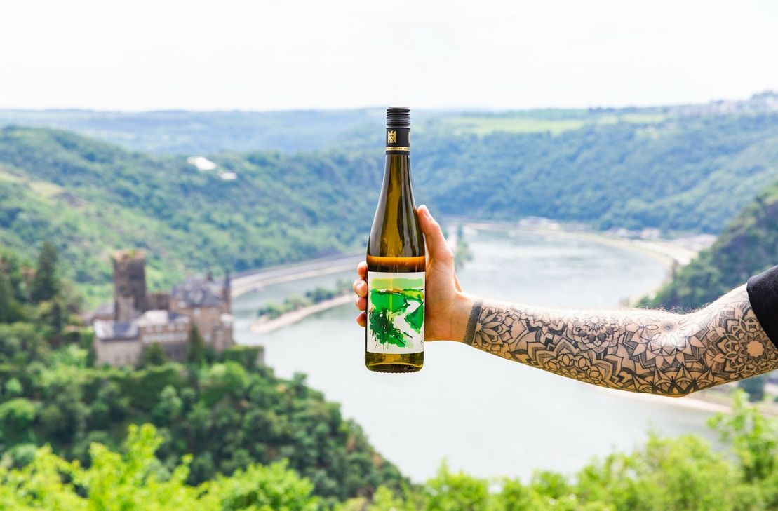 Gesucht wird 2024 ein fruchtsüßer Riesling aus den Weinlagen des UNESCO Welterbes Oberes Mittelrheintal. Der Wein wird durch eine Fachjury ausgewählt.