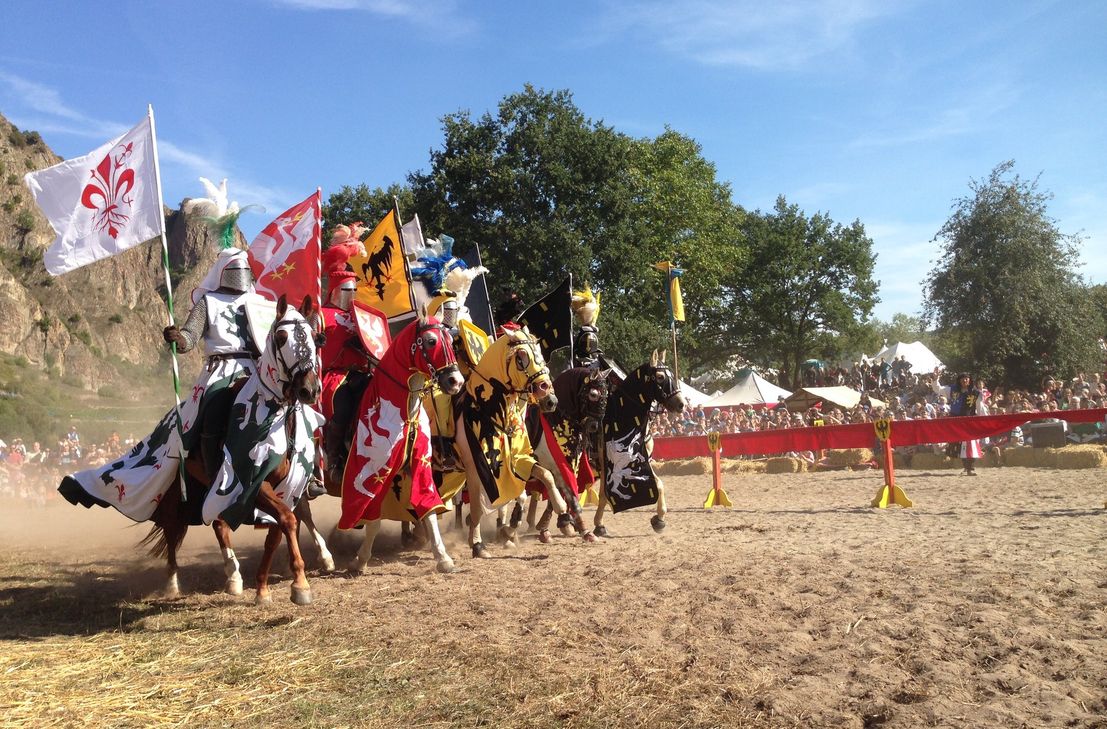 Mit wehenden Fahnen: Die Ritter von Ebernburg" sorgen am Samstag- und Sonntag für Mittelalter-Action.