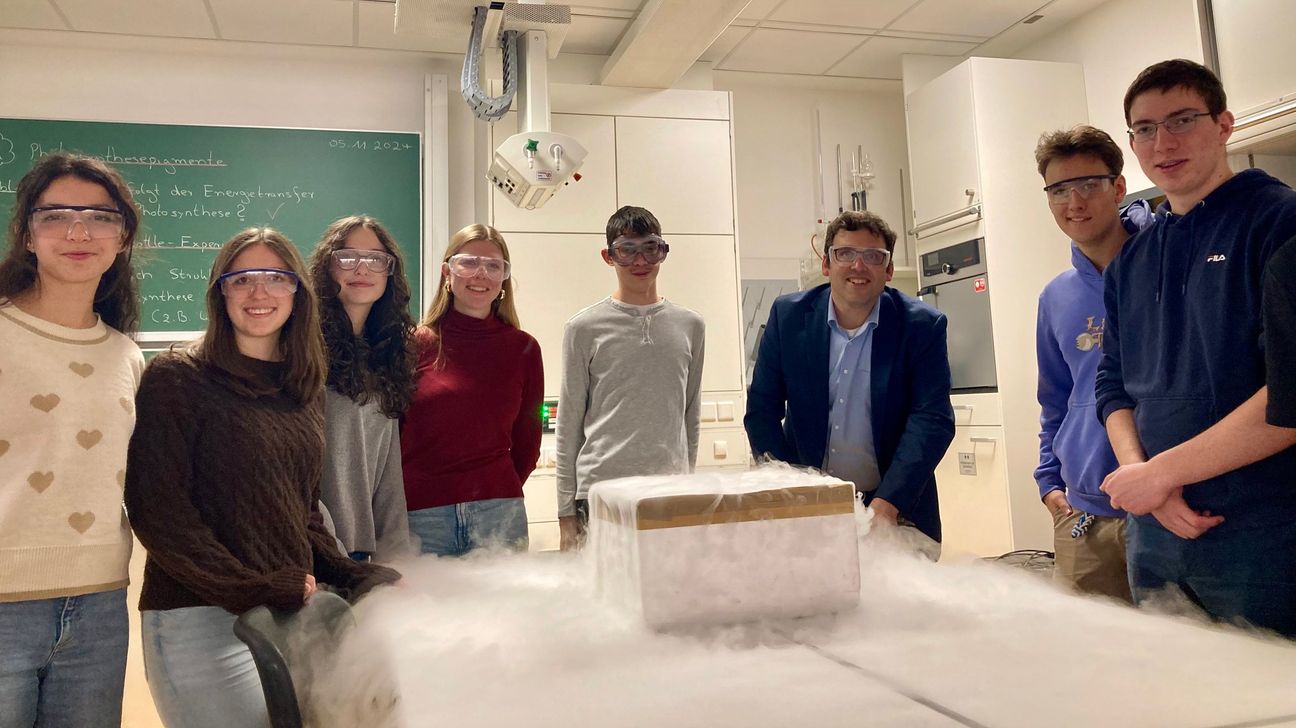 Das neue Analytiklabor, das durch eine umfassende Ausstattung und modernste Technik glänzt, soll den Schülerinnen und Schülern der Schule tiefe Einblicke in analytische Umwelttechniken ermöglichen.