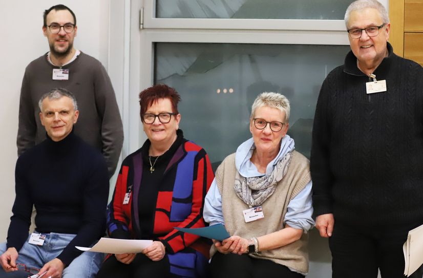 Kantor Christian Scheiwen, Pastoralreferent Ralf-Dieter Dörrenbächer, Pastoralreferentin Gabriele Centurioni,  und Verwaltungskraft Monika Hochscheid mit Gefängnisseelsorger Thomas Reichert vor der Adventsstunde.