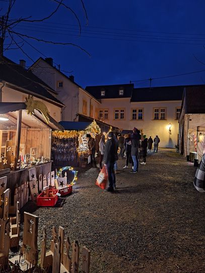 Die Adventliche Burgstraße in Oberkail mit Teilansicht der Burg.