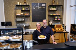 Jochen Nießen und Dany Heusch wollen mit dem Café Cultig am Simmerather Rathausplatz einen neuen Treffpunkt schaffen.