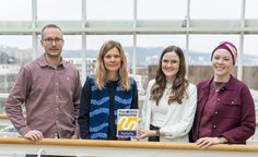 Freude über die kununu-Auszeichnung: Lukas Stähler, Simone Gügel, Anna Sauter und Anna Rönz aus dem evm-Personalbereich sind stolz auf das positive Feedback.