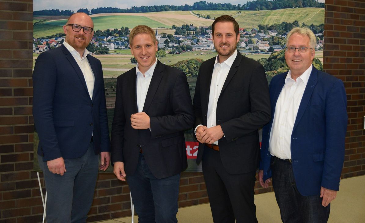 Markus Ramers (2.v.li., freute sich gemeinsam mit seinen Gästen Sören Link (li., Oberbürgermeister der Stadt Duisburg), Henning Gronau (2.v.re., Bürgermeister von Erndtebrück bei Siegen) und Jürgen Müller (re., Landrat des Kreises Herford) über seine Nominierung. Foto: Scholl