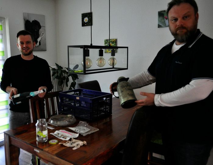 Tobias und Stefan präsentieren eine kleine Auswahl an »Schweinereien«, die ihnen in den Garten oder vor die Haustür geschmissen werden. Foto: Fischer