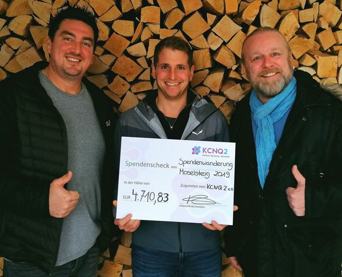 Spendenwanderung-Moselsteig 2019- Sebastian Bethge und Christoph Steil vom Verein kcnq2 e.V. und Raphael Hamm (Mitte) freuen sich über die Spendensumme von 4710,83 Euro zur Unterstützung betroffener Kinder und ihrer Familien. Foto: kcnq2