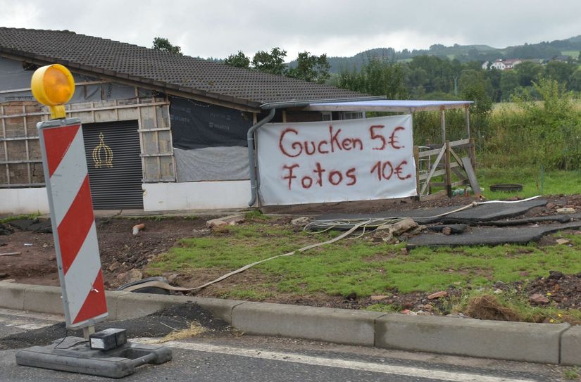 Manchmal hilft Sarkasmus einfach – wie hier bei Niederbettingen. Doch auch ohne Gucken und Fotografieren spenden viele Menschen für die Hochwasseropfer. Foto: Mager
