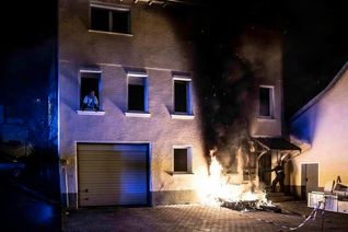 Bei dem Brand wurden zwei Personen verletzt, es entstand enormer Sachschaden. Foto: Feuerwache 1