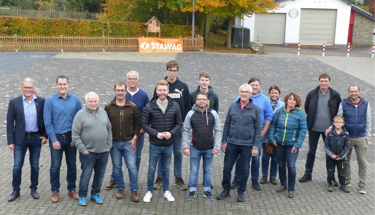 Viel Pflaster, viele Helfer und viel Platz: Der Straucher Dorfplatz hat als »lebendige Mitte« des Ortes ein neues Gesicht bekommen. Foto: Hoffmann