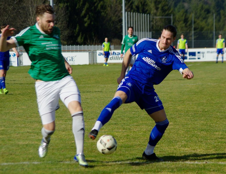 Sören Klapper (rechts) kam in der 62. Minute ins Spiel und sorgte mit seinem Treffer kurz vor Spielschluss für den 3:0-Endstand gegen der FV Enges. (Foto: Arno Boes)
