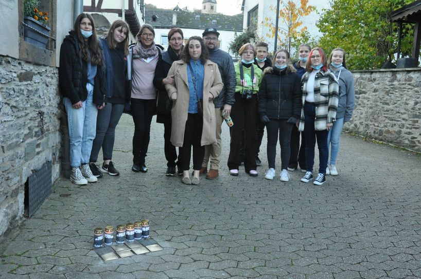 Alys Lichtenstein (5. v. l.) am Haus ihrer Großmutter Irene Wolff in der Koberner Kirchstraße.