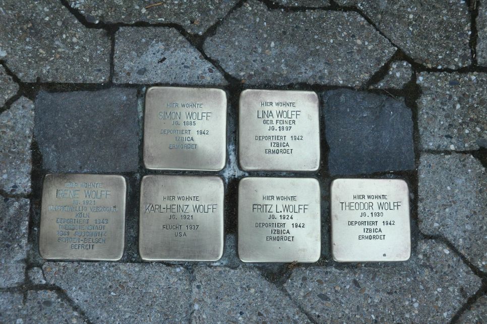 Sechs "Stolpersteine", die das Schicksal der Koberner Familie Wolff aufzeigen.