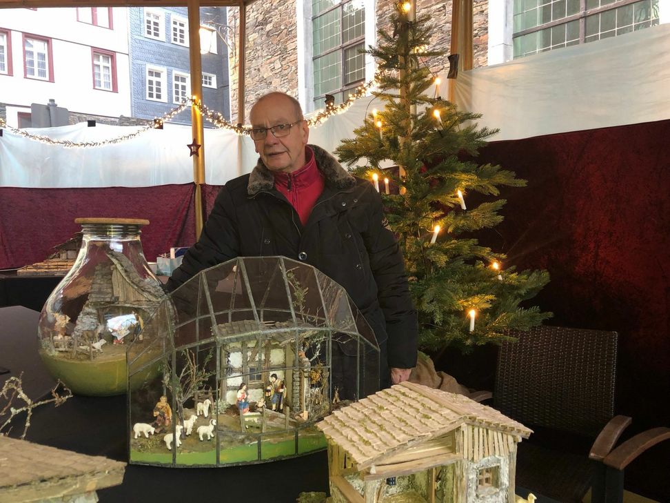 25 Werke der Hauskrippenbauer Monschauer Land um Reiner Stollenwerk sind im Glaspaviilon an der evangelischen Kirche in Monschau zu sehen - einige Werke werden in der Huppenbroicher Sakristei ausgestellt, zu sehen von außen in den Ausstellungsfenstern. Foto: T. Förster