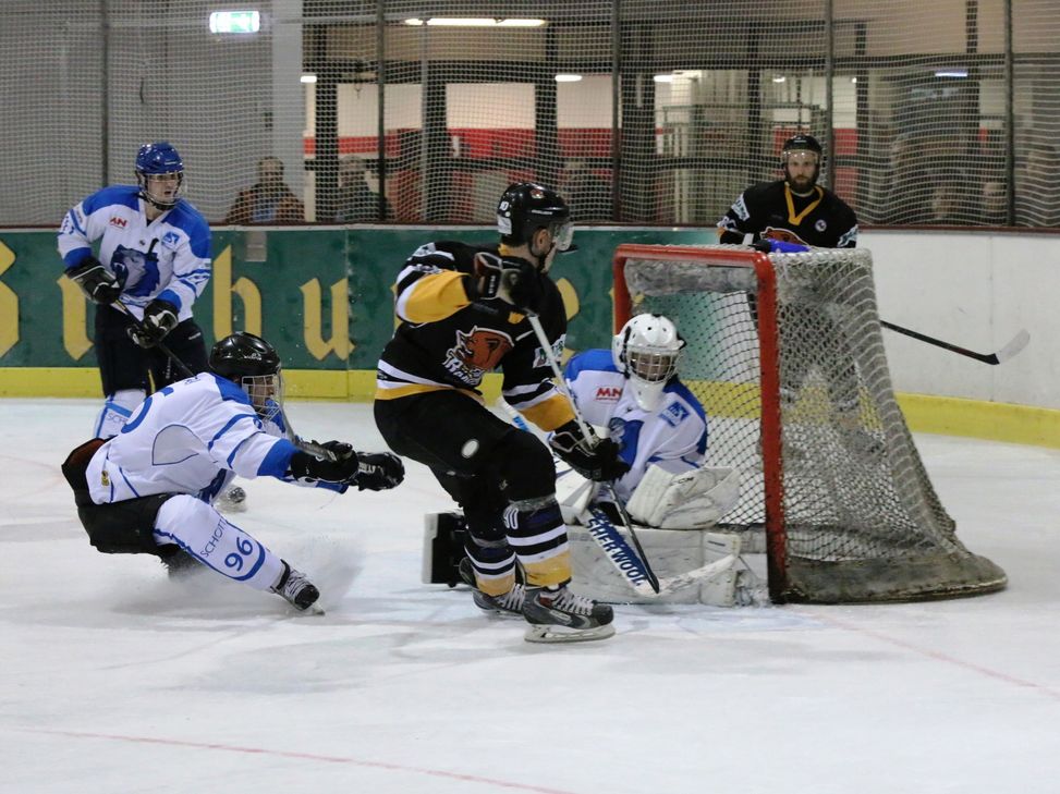 Mit Zug zum Tor: Bären-Spieler Lukas Golumbeck (Foto: Axel Schier)