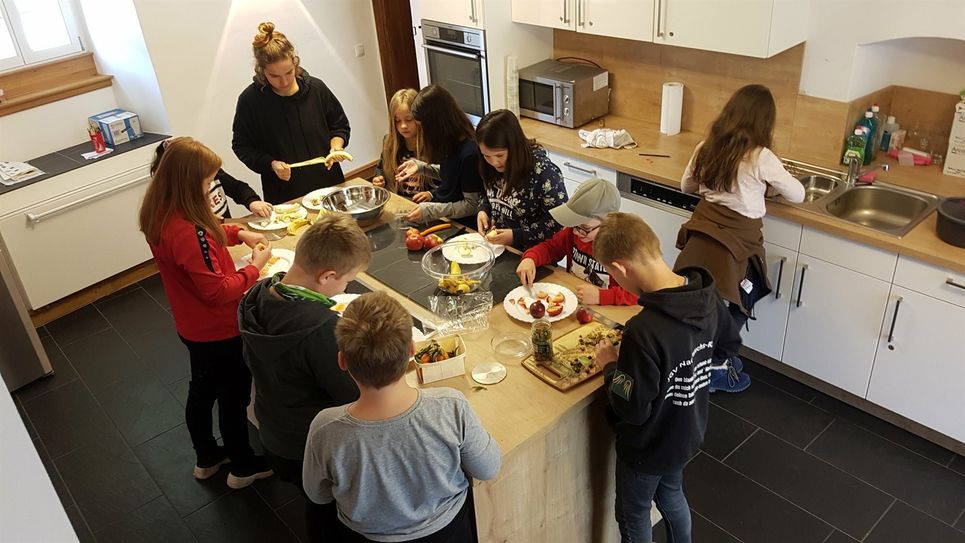 Für Kinder ab acht Jahre gibt es in den Ferien unter anderem einen Kochkurs.