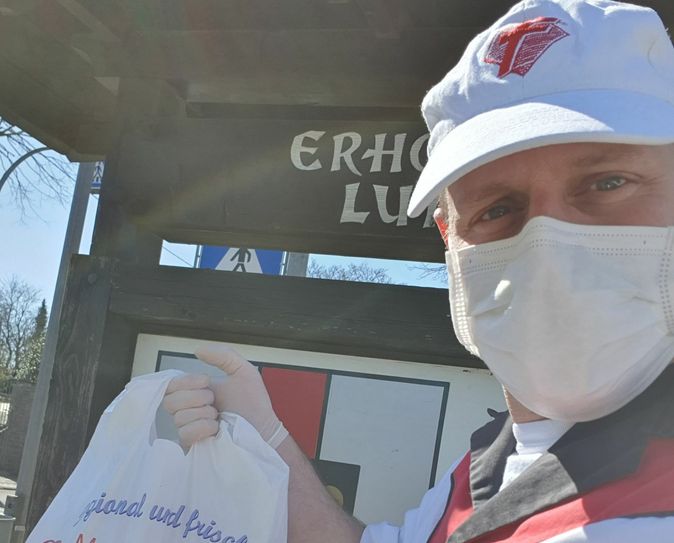 Stefan Wiersch bei der Auslieferung mit seinem "Wurst-Taxi".