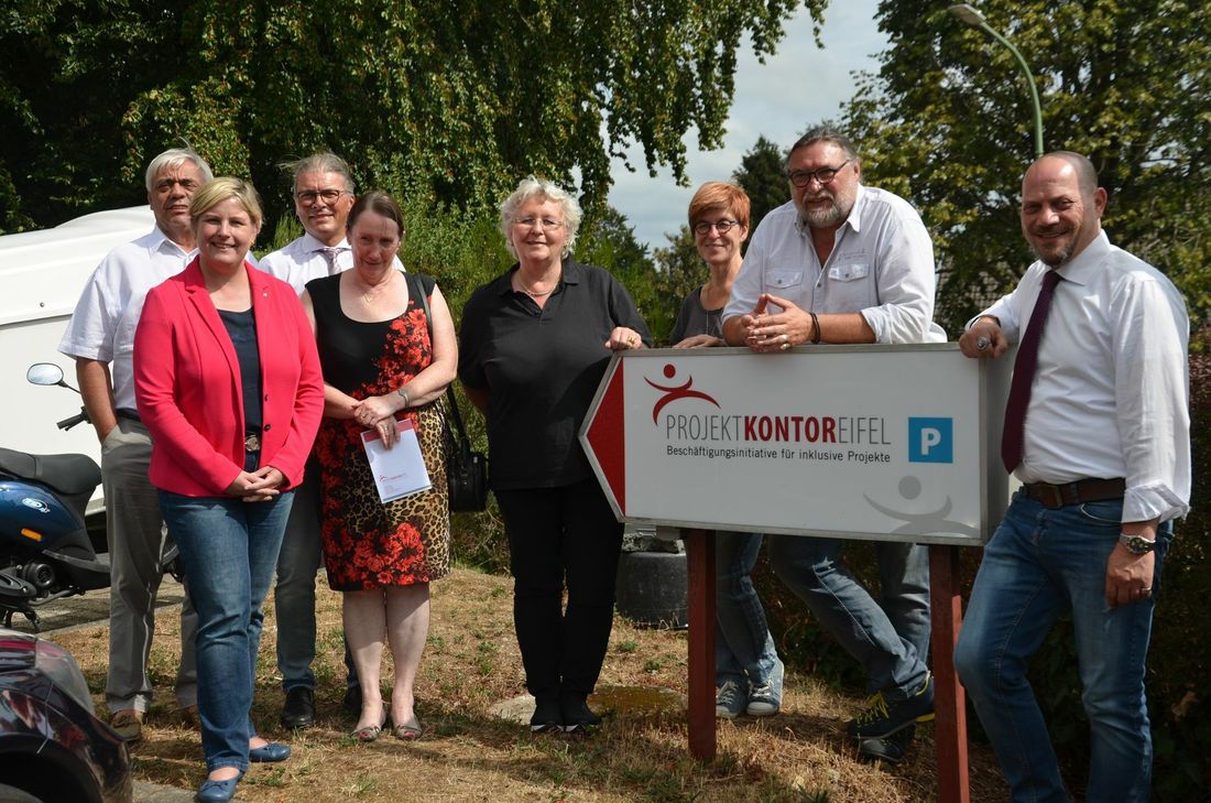 Hermann Stormanns (2.v.r.) stellte Claudia Middendorf (l.), Beauftragte für Menschen mit Behinderung der NRW-Landesregierung seine Beschäftigungsinitiative für inklusive Projekte vor. Foto: T. Förster