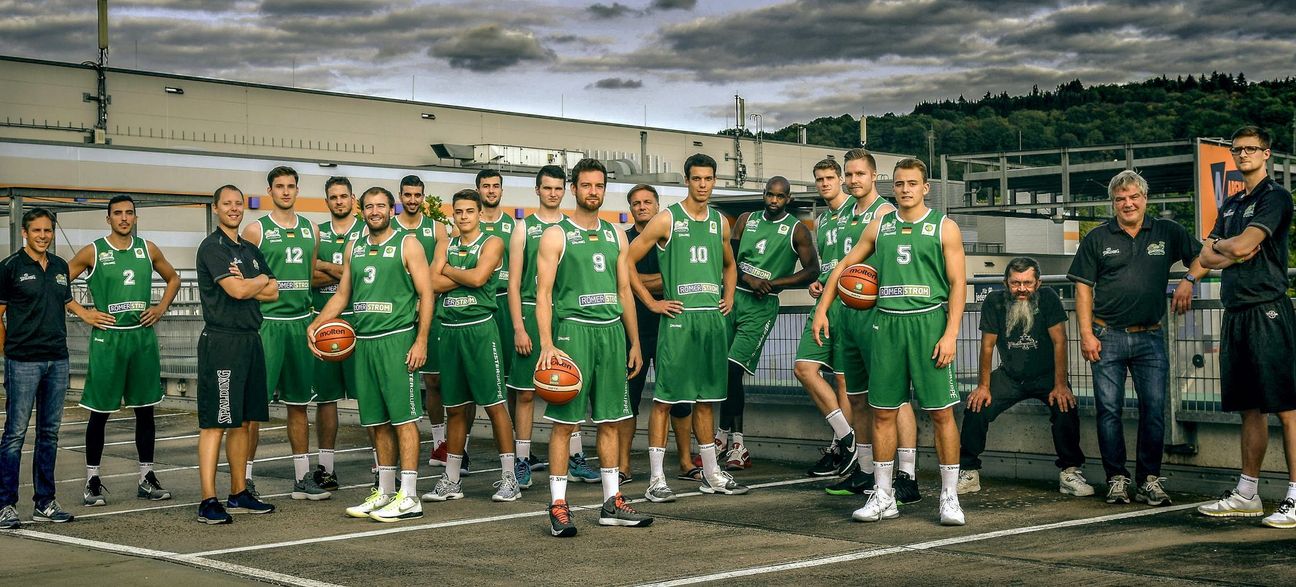 Der Kader der Römerstrom Gladiators für die Saison 2018/19 (v. l.): Mannschaftsarzt Dr. med. Christian Fink, Kyle Dranginis, Headcoach Christian Held, Stefan Ilzhöfer, Kilian Dietz, Kevin Smit, Luka Buntic, Vincent Hennen, Johannes Joos, Markus Zock, Simon Schmitz, Physiotherapeut Thomas Kopnarski, Thomas Grün, Jermaine Bucknor, Till Gloger, Lucien Schmikale, Rupert Hennen, Mannschaftsbetreuer Axel "Aggy" Mock, Mannschaftsarzt Dr. Friedl Schulz und Assistant Coach Marc Hahnemann. Es fehlt der für den verletzten Till Gloger nachverpflichtete Vince Boumann. Foto: Gladiators