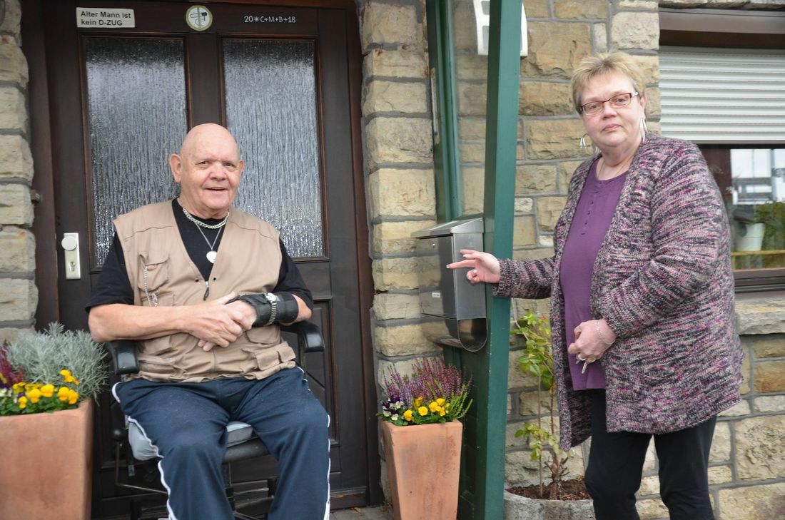 Fünf Mietparteien, ein Briefkasten: So ist es nicht an der Bundesstraße 111 in Kesternich, wo Hans Leufer (l.) und Anke Jansen (r.) leben. Die Postboten aber verhalten sich so und werfen die Briefe für alle fünf Wohnungen in einen Briefkasten. Foto: T. Förster