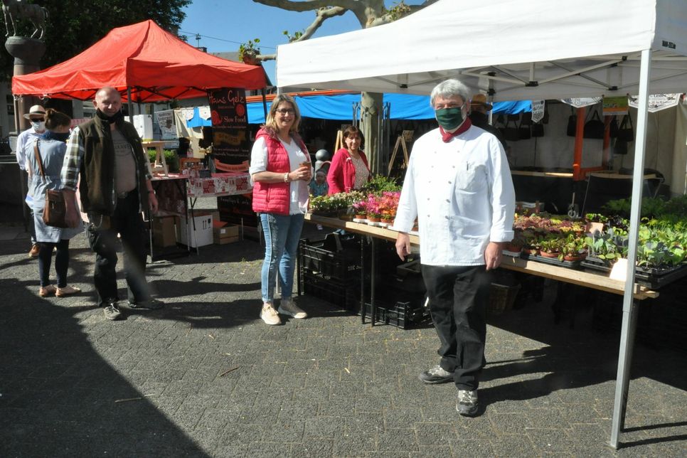 Erwin Wickert (links) hat mit seiner Idee in Kaisersesch einen Wochenmarkt aufleben zu lassen, einen langgehegten Wunsch von Stadtbürgermeister Gehard Weber erfüllt. Foto: Pauly