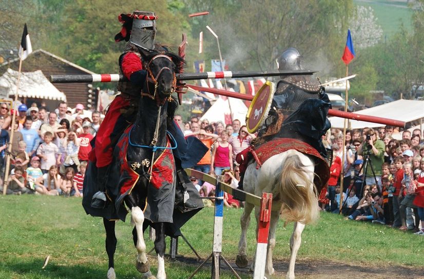 Mittelalterliche Action: Das - fast schon traditionelle - Ritterturnier zu Ostern auf der Loreley findet dieses Jahr wieder wie gewohnt statt.
