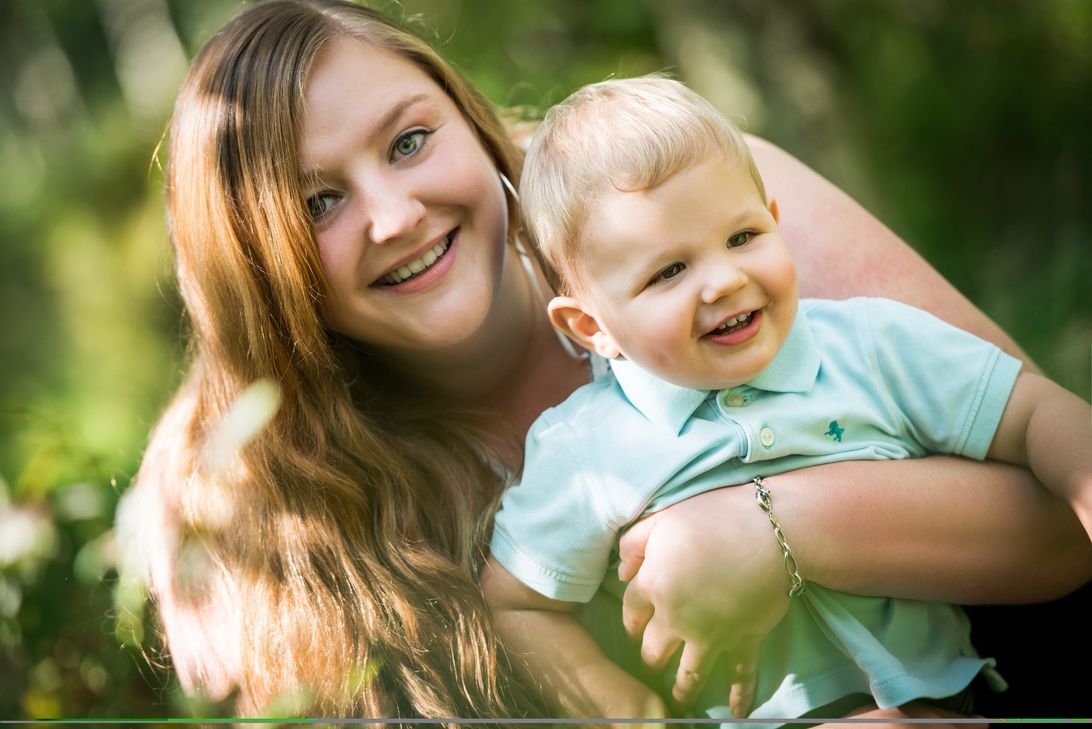 Sie haben das Schlimmste überstanden und wollen nun anderen Familien beistehen und Aufklärungsarbeit leisten: »Kraniohelden«-Vereinsgründerin Jenny Masloh mit ihrem Sohn Samuel, der im Alter von sechs Monaten wegen einer Verknöcherung der Stirnnaht operiert wurde. Foto: Jana Wolschke