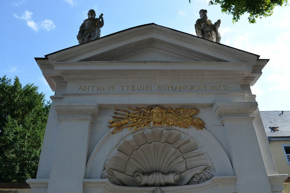 Trebetabrunnen am Nikolaus-Koch-Platz mit Darstellungen von Romulus und Trebeta, den sagenhaften Gründern von Rom und Trier. Foto: Neumann