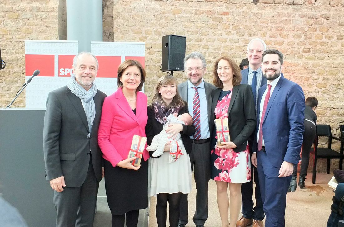 Von links: Klaus Jensen (ehem. Trierer OB, Ministerpräsidentin Malu Dreyer, stellv. Juso-Vorsitzende Eva-Maria Klein, Dr. Heribert Prantl, Dr. Katarina Barley, Trierer OB Wolfram Leibe, Vorsitzender Sven Teuber, MdL). Die anderen Fotos zeigen Impressionen vom Empfang.  Fotos: MICHELS